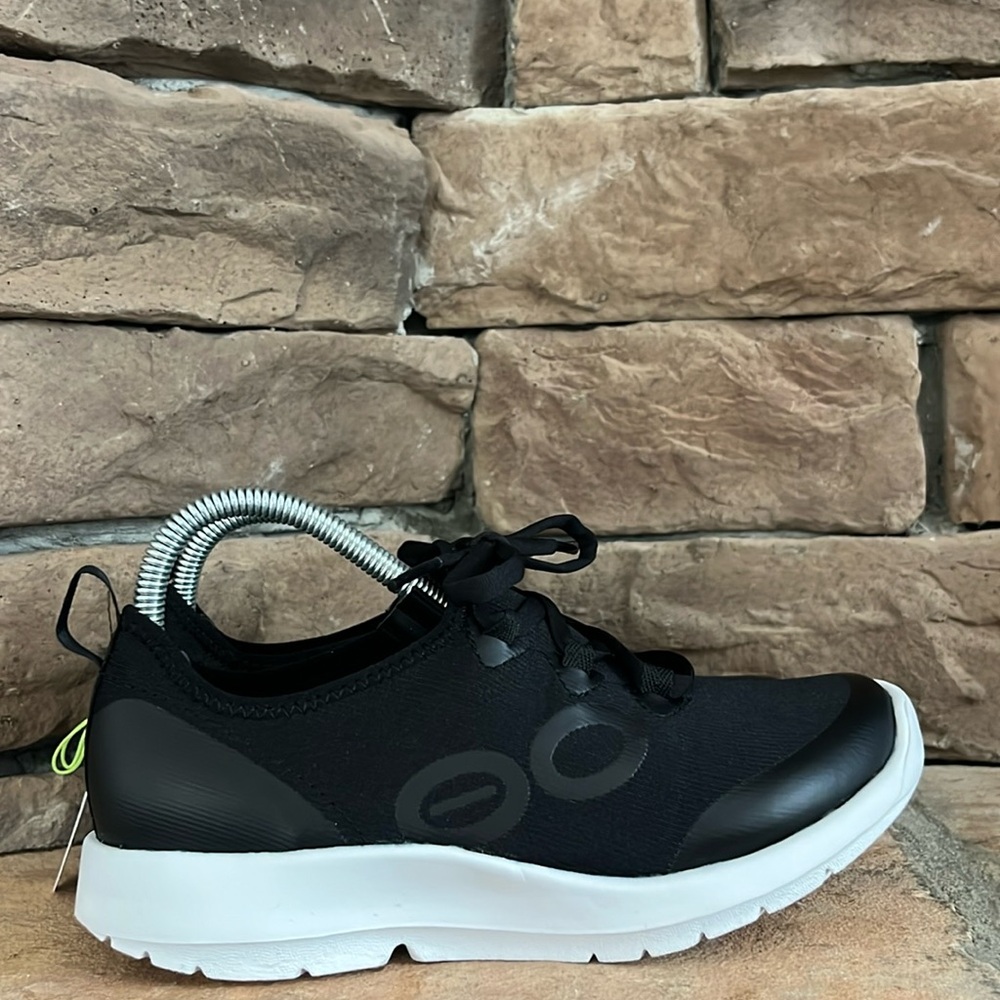 NWT OOFOS Sport LS Low / Black & White / SZ 6.5